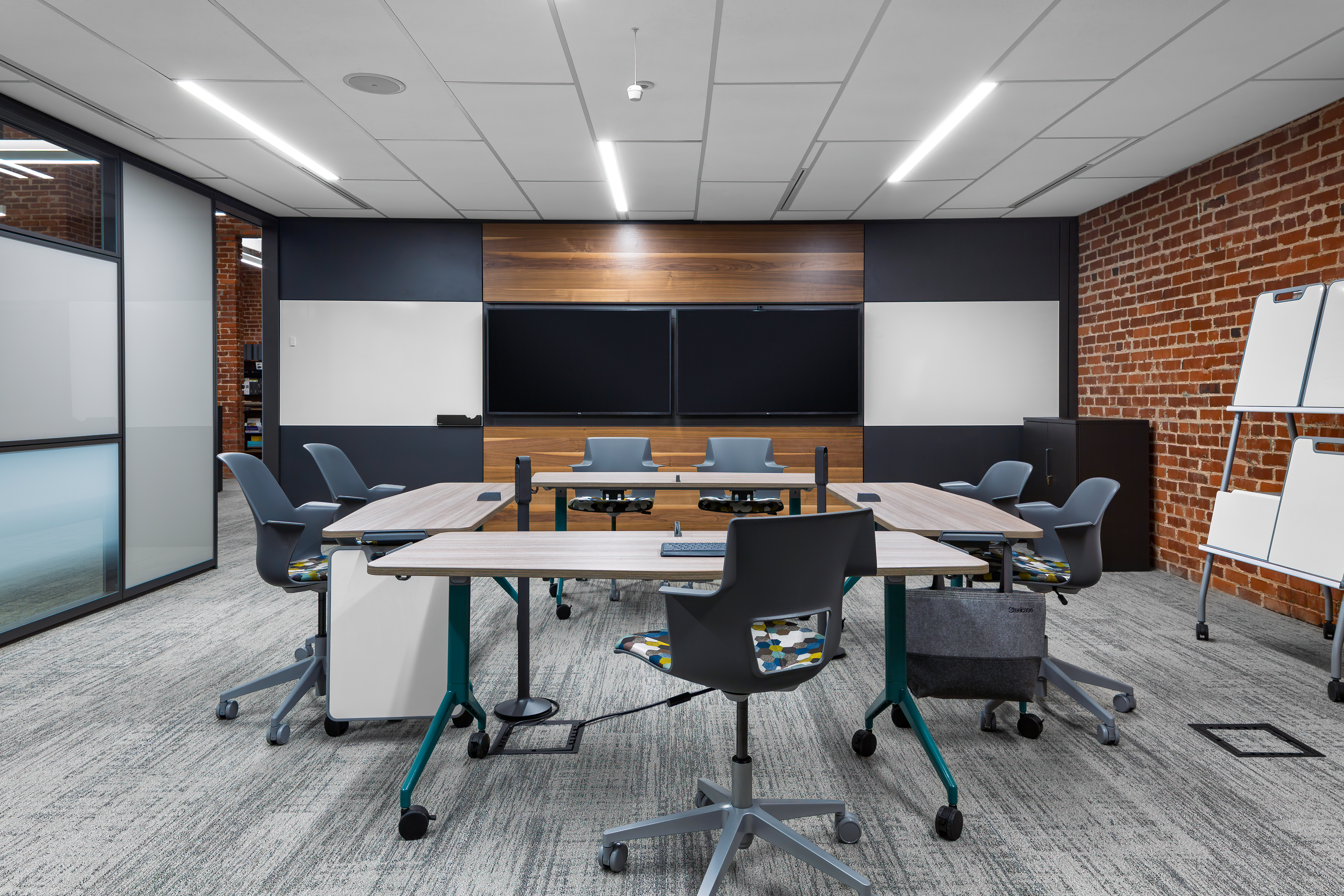 Knoxville WorkLife Center conference room with V.I.A. architectural walls by Steelcase - Knoxville WorkLife Center